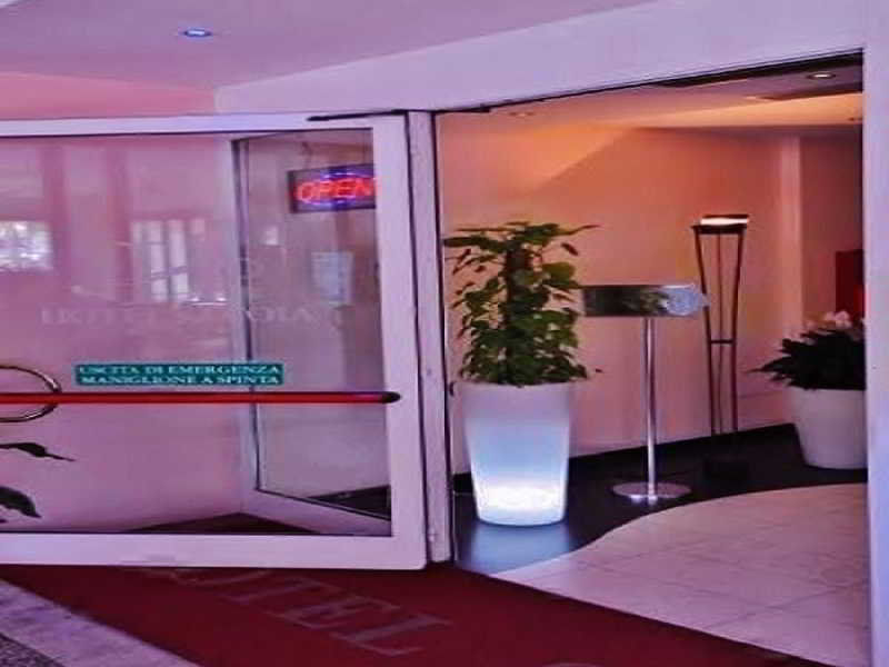Hotel Savoia Lignano Sabbiadoro Buitenkant foto